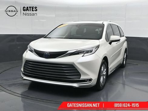 Used 2021 Toyota Sienna Limited w/ Protection Package (TMS) FWD image 5