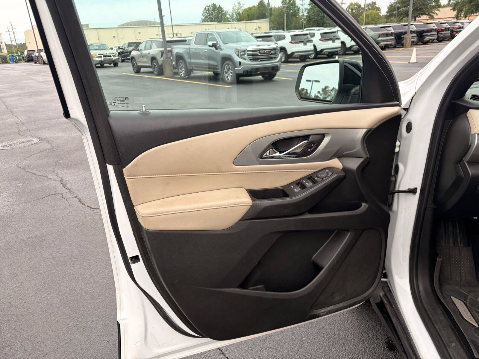 Used 2022 Chevrolet Traverse LS FWD image 16
