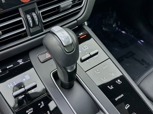 Used 2025 Porsche Macan image 19