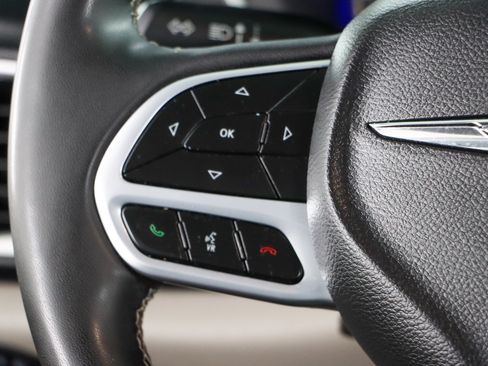 Used 2023 Chrysler Pacifica Touring-L FWD image 13