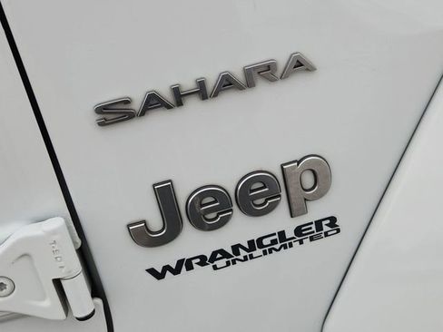 Used 2018 Jeep Wrangler Unlimited Sahara AWD/4WD image 30