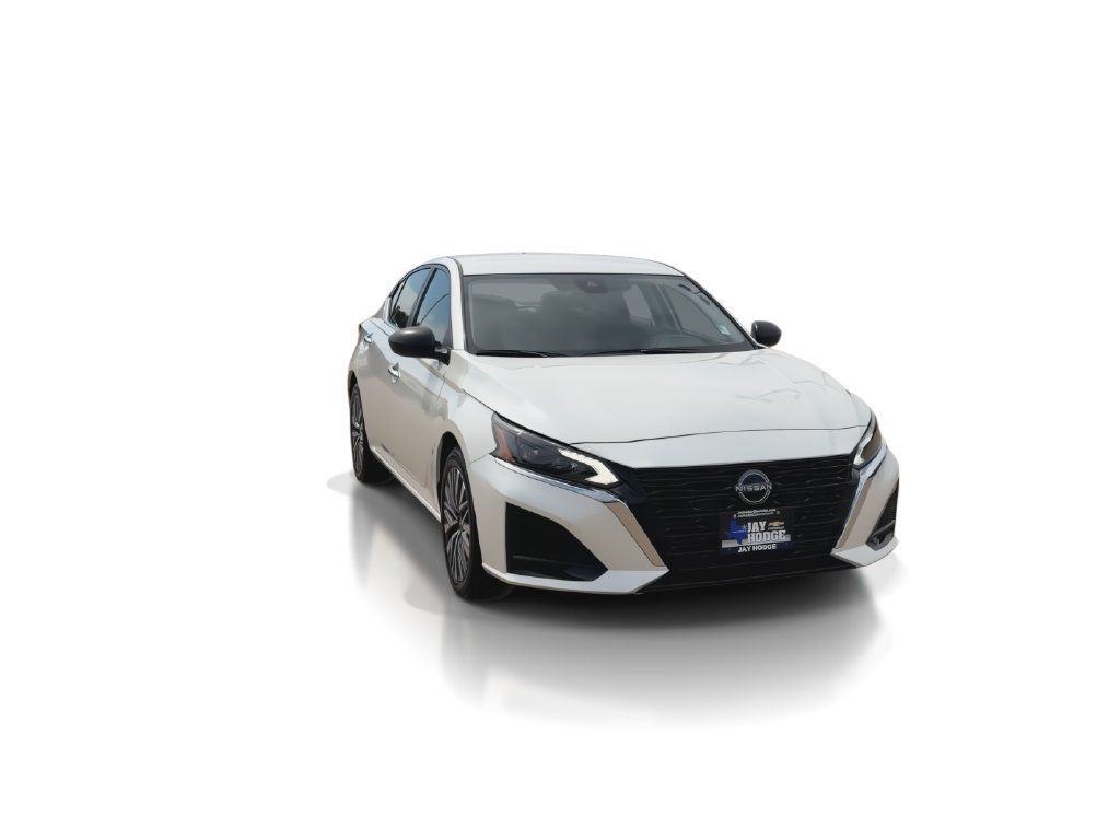 Used 2025 Nissan Altima 2.5 SV FWD image 3