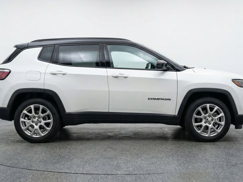 Used 2025 Jeep Compass Limited AWD/4WD image 11