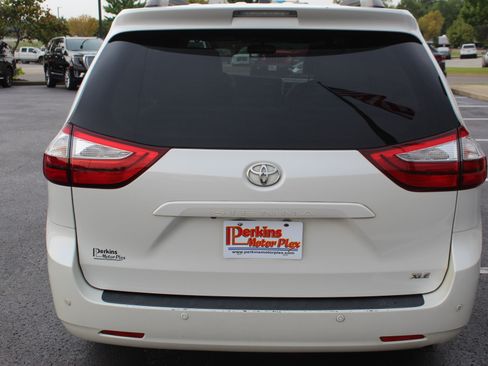 Used 2017 Toyota Sienna XLE w/ XLE Navigation Package FWD image 7