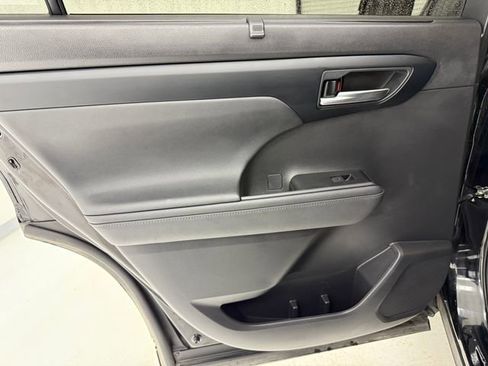 Used 2023 Toyota Highlander XLE FWD image 36