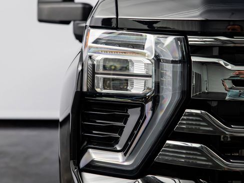 Used 2024 Chevrolet Silverado 2500 High Country w/ Midnight Edition AWD/4WD image 3