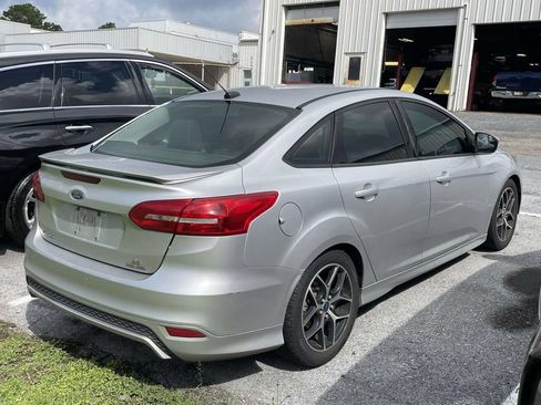 Used 2015 Ford Focus SE w/ SE Sport Package FWD image 2
