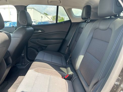 Used 2025 Chevrolet Trax LT w/ LT Convenience Package FWD image 20