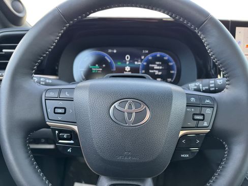 Used 2025 Toyota Crown Signia Limited image 19