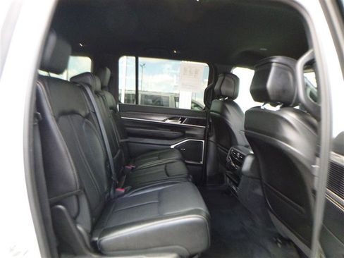 Used 2024 Jeep Wagoneer L Series III w/ Flexible Seating Group AWD/4WD image 10