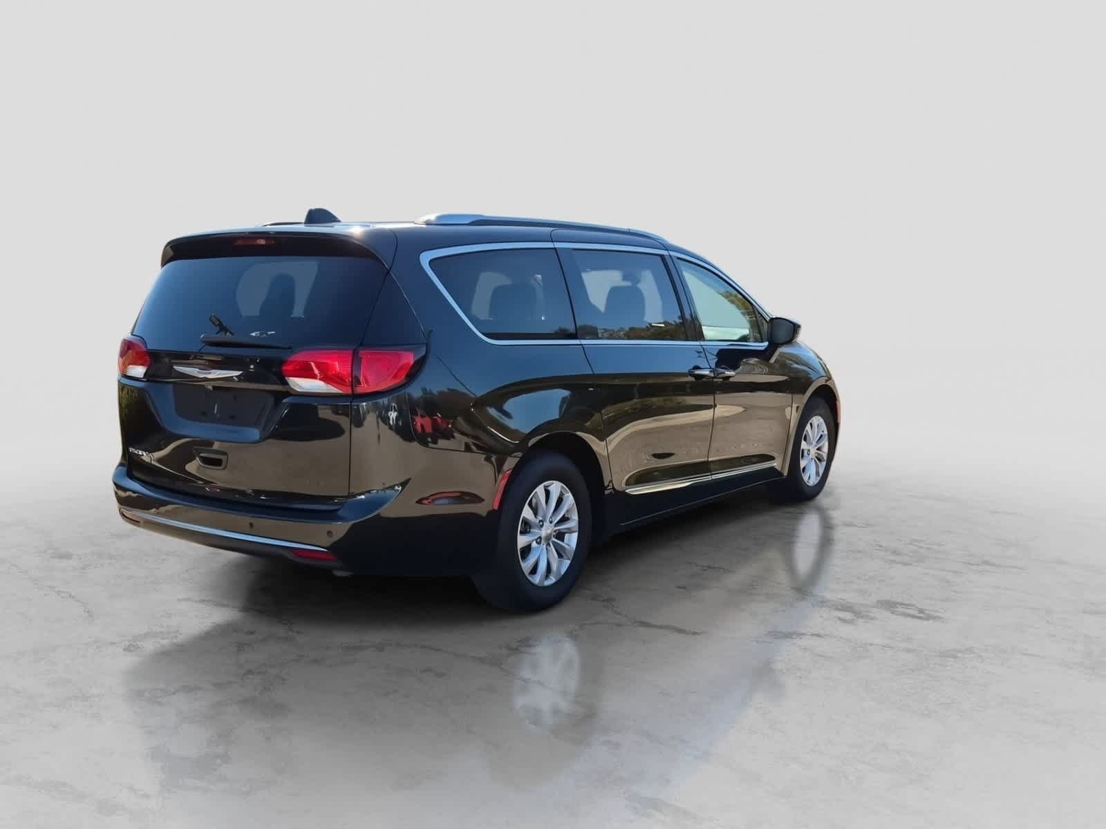Used 2018 Chrysler Pacifica Touring-L Plus FWD image 8