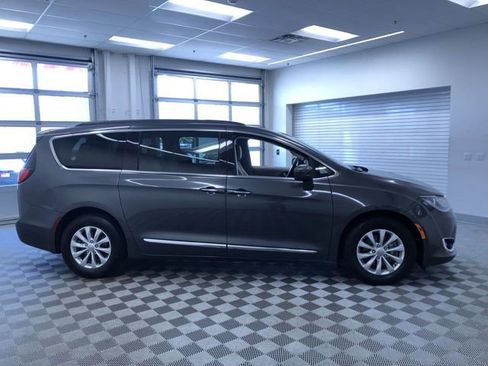 Used 2017 Chrysler Pacifica Touring-L FWD image 36