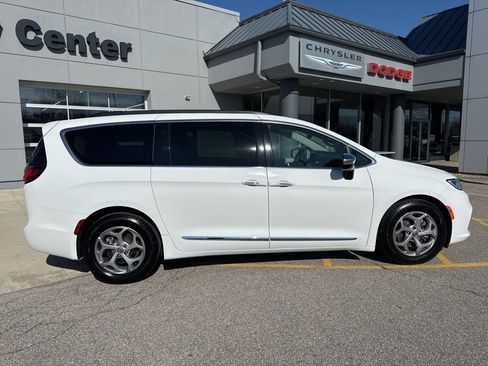 Used 2023 Chrysler Pacifica Limited FWD image 8