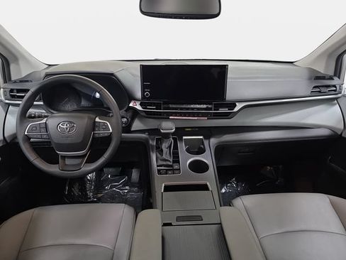 Certified 2026 Toyota Sienna XLE FWD image 9