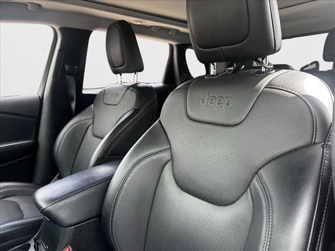 Used 2022 Jeep Cherokee Limited image 11