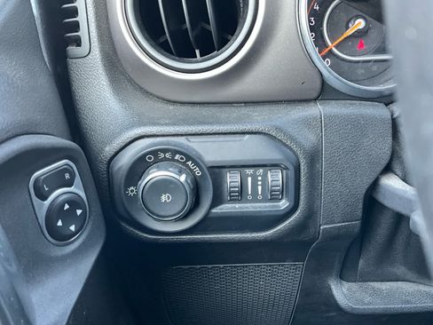 Used 2018 Jeep Wrangler Unlimited Sport S AWD/4WD image 17