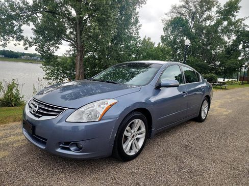 Used 2011 Nissan Altima 3.5 SR w/ 3.5SR Premium Pkg image 1