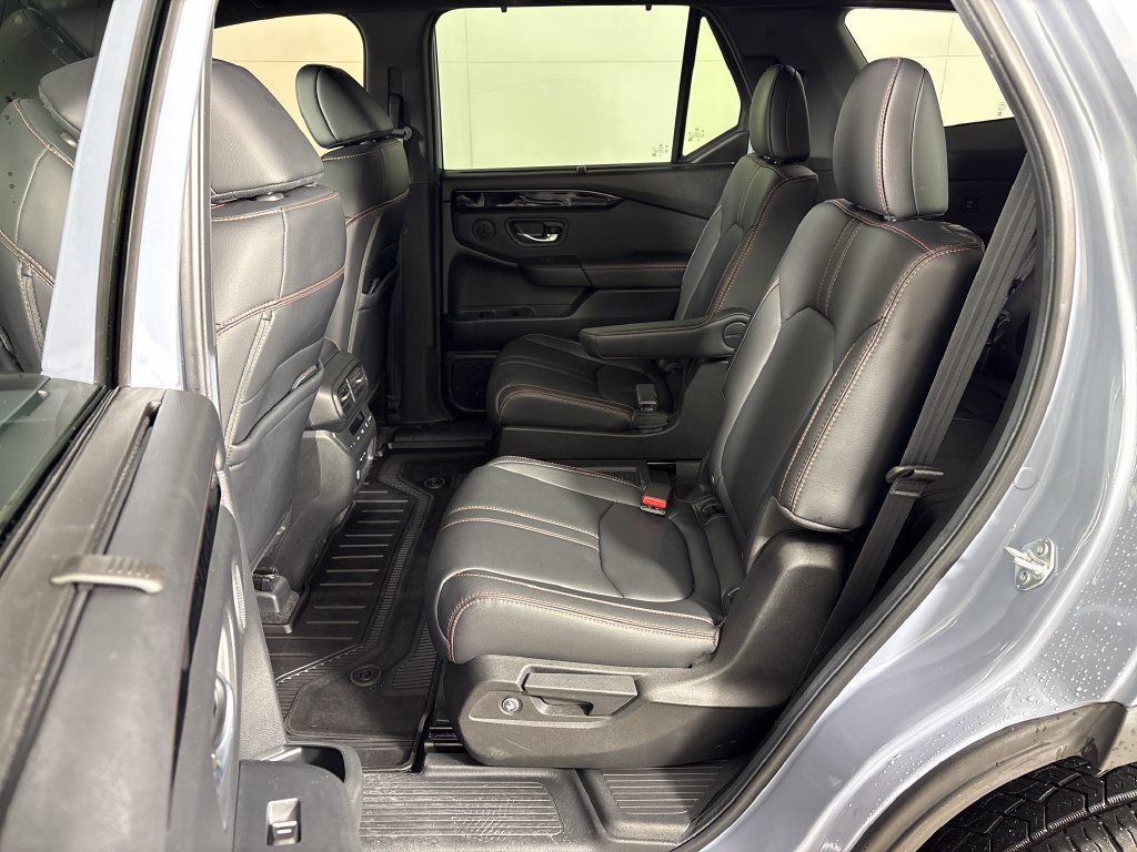 Used 2025 Honda Pilot TrailSport image 29
