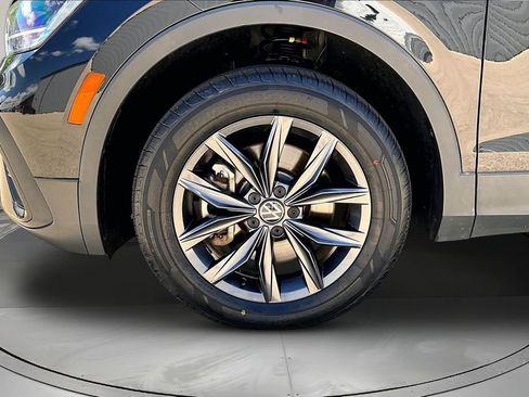 Used 2023 Volkswagen Tiguan SE AWD/4WD image 32