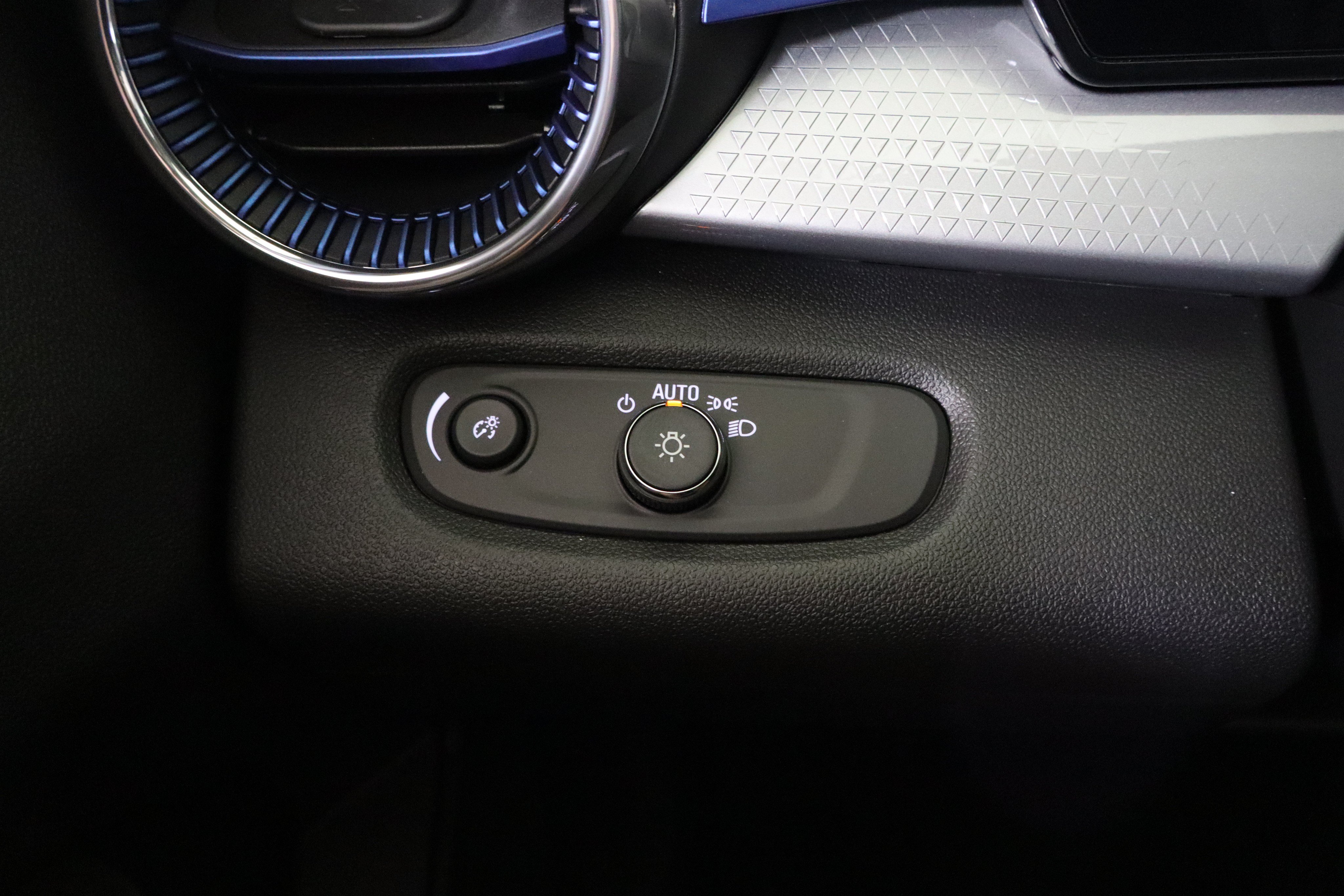 New 2026 Chevrolet Trax LT w/ LT Convenience Package FWD image 34