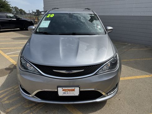 Used 2020 Chrysler Pacifica Touring-L Plus FWD image 4
