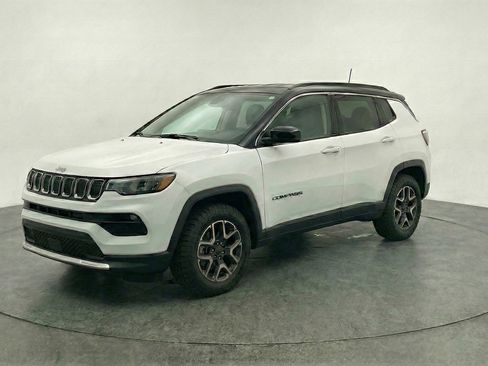 Used 2025 Jeep Compass Trailhawk w/ Trailer Tow Group AWD/4WD image 3