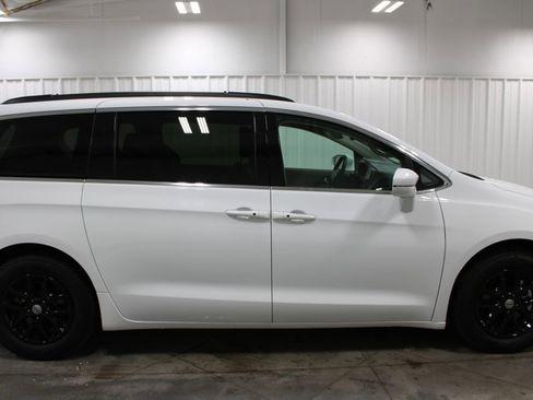 Used 2022 Chrysler Pacifica Touring-L FWD image 10