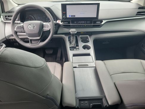 Used 2025 Toyota Sienna XLE FWD image 16