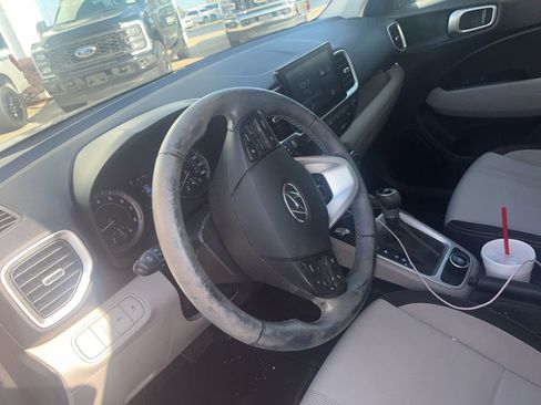 Used 2022 Hyundai Venue SEL FWD image 3