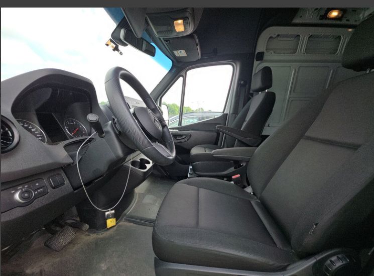 Used 2025 Mercedes-Benz Sprinter 2500 image 8