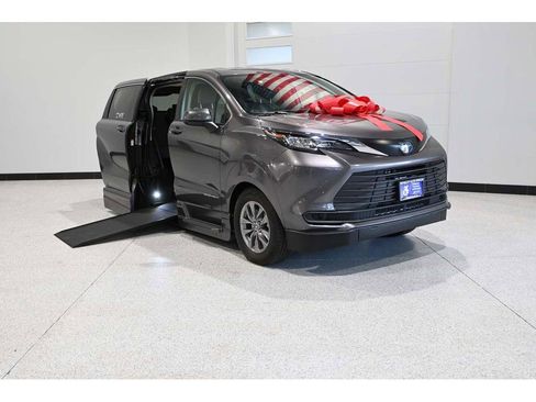 Used 2023 Toyota Sienna LE FWD image 2