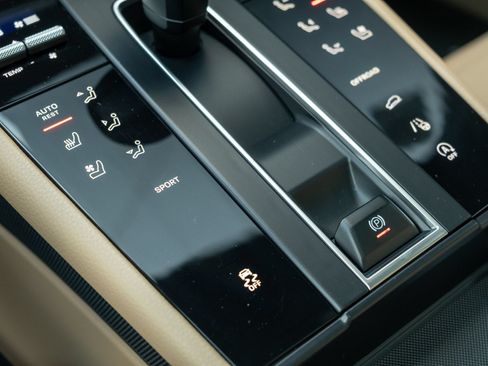 Certified 2024 Porsche Macan AWD/4WD image 37