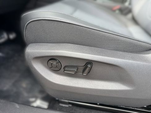 New 2026 Volkswagen Tiguan SE R-Line FWD image 14