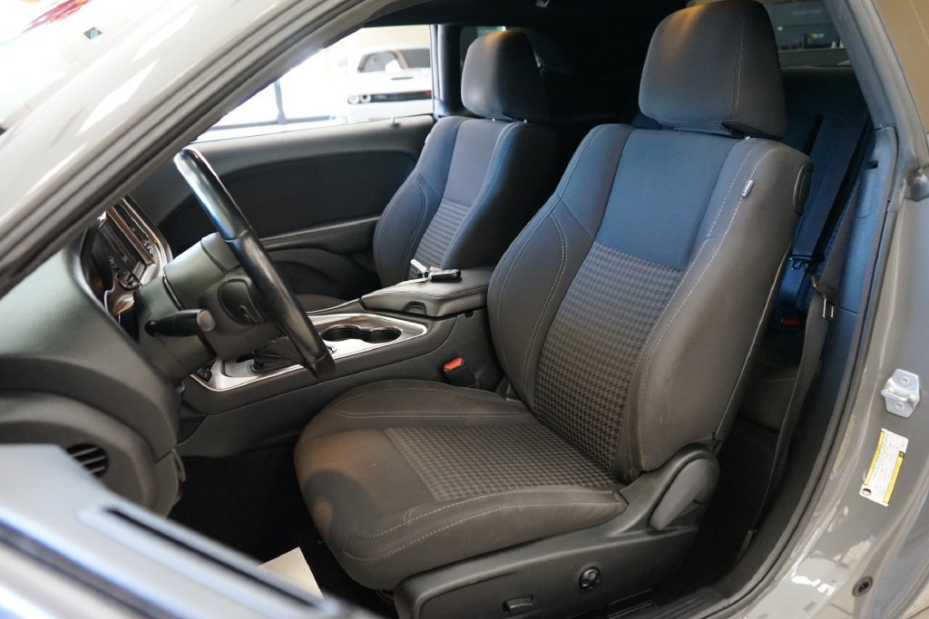 Used 2019 Dodge Challenger SXT w/ Blacktop Package RWD image 2