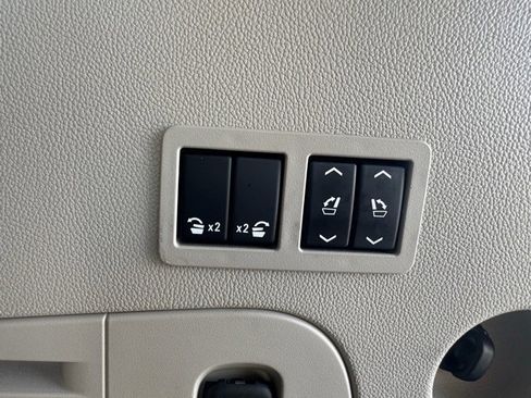 Used 2018 Cadillac Escalade Luxury w/ LPO, Radiant Package image 31