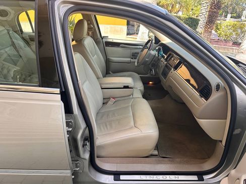 Used 2007 Lincoln Town Car Signature Limited RWD image 23