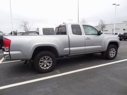 Used 2017 Toyota Tacoma SR5 w/ Tow Package image 6