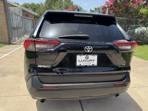 Used 2019 Toyota RAV4 LE FWD image 7