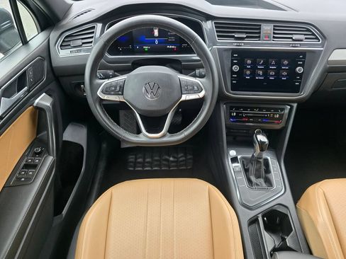 Used 2022 Volkswagen Tiguan SE FWD image 2