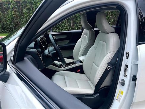Certified 2026 Volvo XC40 B5 Plus AWD/4WD image 33