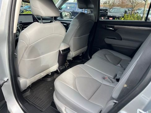 Used 2023 Toyota Highlander Limited image 15