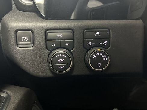 Used 2022 Chevrolet Silverado 1500 LT AWD/4WD image 17