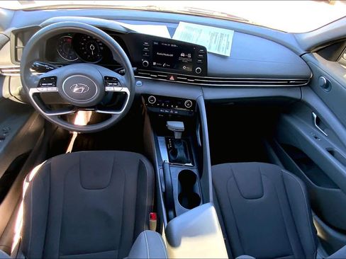 Used 2022 Hyundai Elantra SEL image 14