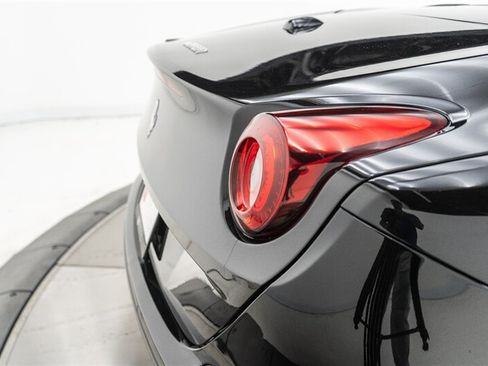 Used 2017 Ferrari California T RWD image 27