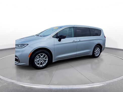Used 2024 Chrysler Pacifica Touring-L FWD image 4