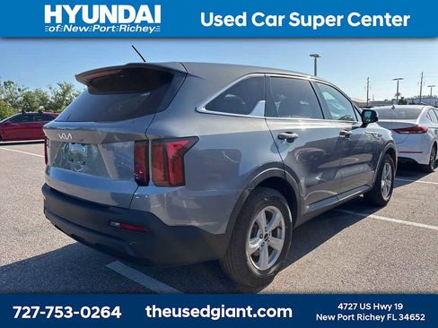 Used 2023 Kia Sorento LX image 3
