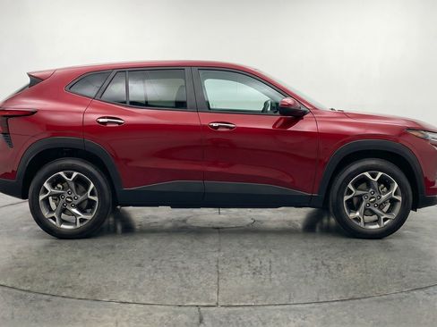 Used 2025 Chevrolet Trax LT FWD image 11