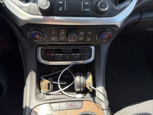 Used 2021 GMC Acadia SLE w/ Elevation Edition image 2