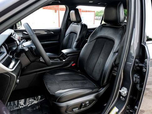 Used 2023 Jeep Grand Cherokee L Laredo image 32