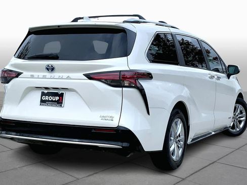 Used 2021 Toyota Sienna Limited image 12